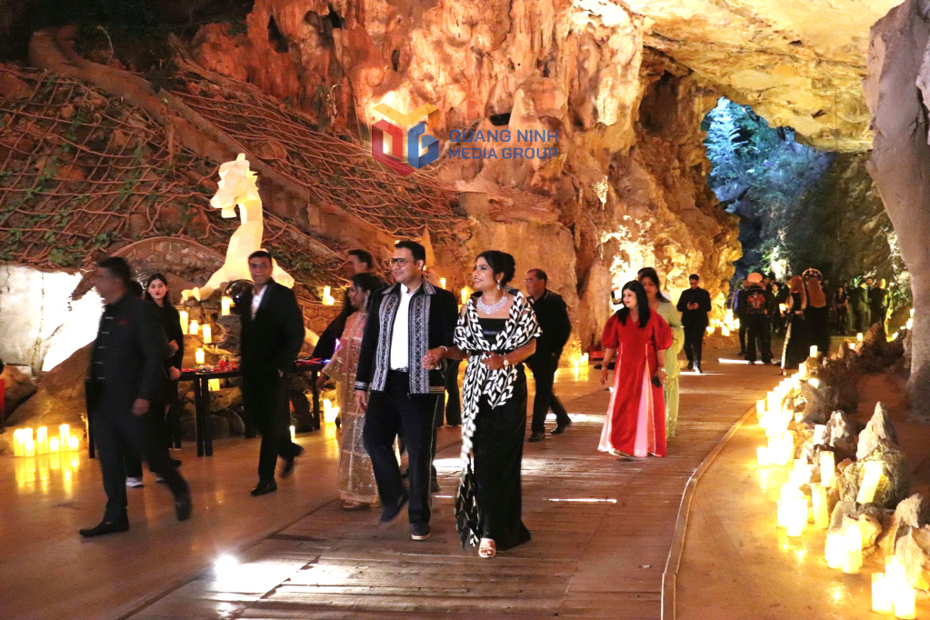 C&ocirc; d&acirc;u ch&uacute; rể h&acirc;n hoan trong đ&aacute;m cưới tại hang Ngọc Rồng