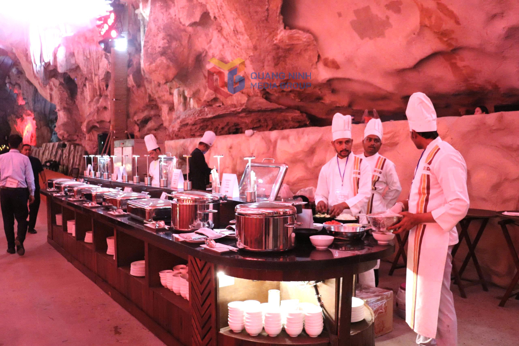 C&aacute;c đầu bếp từ Ấn Độ đến để chuẩn bị cho đ&aacute;m cưới