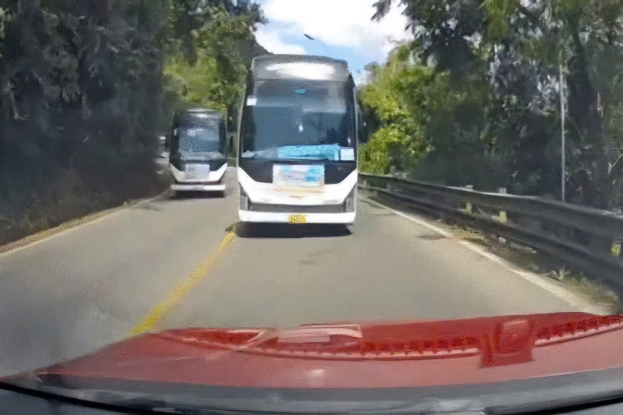 Xe kh&aacute;ch chở học sinh do t&agrave;i xế Kh&aacute;nh điều khiển vượt ẩu tr&ecirc;n đ&egrave;o Bảo Lộc