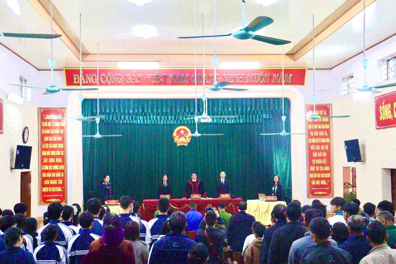 Việc tổ chức x&eacute;t xử lưu động nhằm tuy&ecirc;n truyền ph&aacute;p luật trực quan, gi&uacute;p người d&acirc;n nhận thức r&otilde; hậu quả ph&aacute;p l&yacute; của h&agrave;nh vi bu&ocirc;n b&aacute;n, t&agrave;ng trữ, vận chuyển ph&aacute;o nổ tr&aacute;i ph&eacute;p.