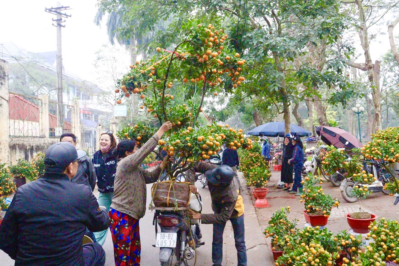 Chị Hương (người b&aacute;n hoa l&acirc;u năm) chia sẻ: &ldquo;Mấy ng&agrave;y chợ hoa l&agrave; thời điểm h&aacute;o hức nhất trong năm với gia đ&igrave;nh t&ocirc;i.