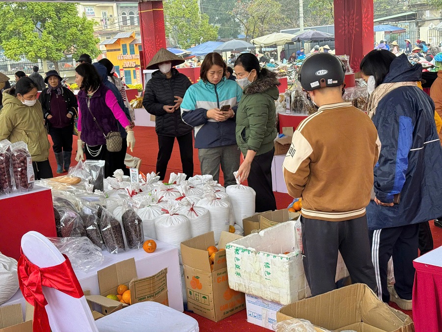 Hàng nghìn lượt người dân tham quan, mua sắm tại các hội chợ xuân trên địa bàn Thủ đô