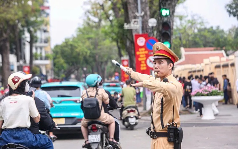 Cảnh sát giao thông triển khai hỗ trợ người dân về quê đón Tết