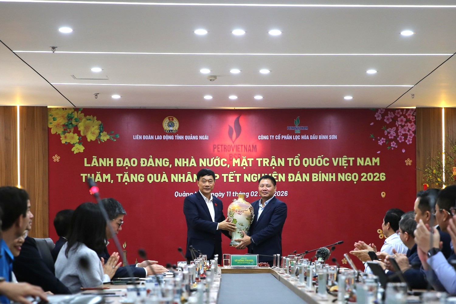 Ph&oacute; Chủ tịch Quốc hội Vũ Hồng Thanh tặng qu&agrave; Tết tập thể l&atilde;nh đạo, người lao động BSR