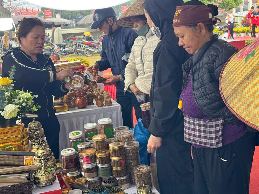 Chuỗi hội chợ xu&acirc;n tr&ecirc;n địa bàn Thủ đ&ocirc; đ&oacute;n h&agrave;ng ngh&igrave;n lượt người d&acirc;n đến tham quan v&agrave; mua sắm