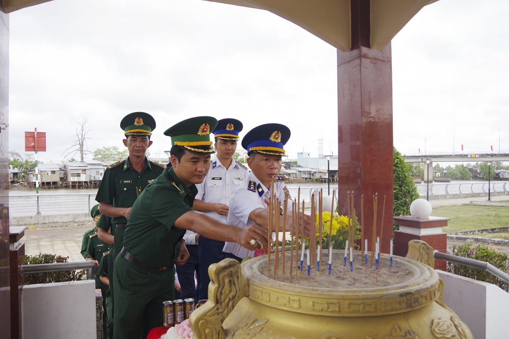 C&aacute;c đại biểu d&acirc;ng hương tại Nh&agrave; tưởng niệm c&aacute;c Anh h&ugrave;ng Liệt sỹ Khởi nghĩa H&ograve;n Khoai