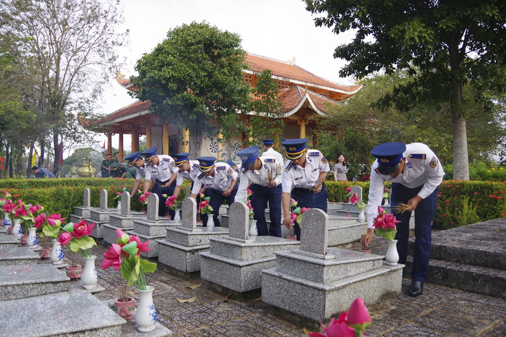 C&aacute;n bộ, chiến sĩ Hải đo&agrave;n 42 thắp hương c&aacute;c phần mộ Anh h&ugrave;ng Liệt sỹ