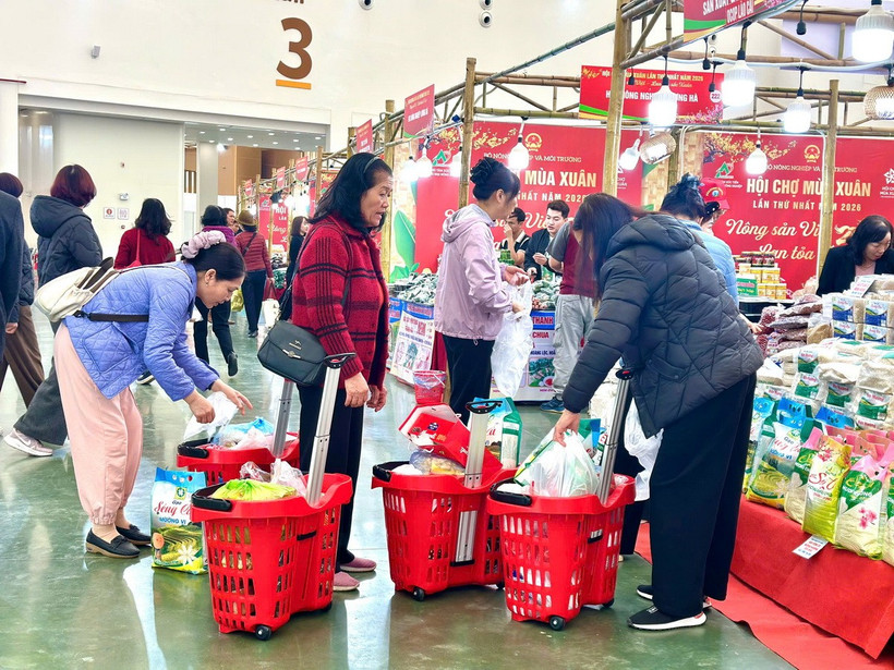 Người d&acirc;n h&aacute;o hức mua sắm c&aacute;c sản phẩm tại Hội chợ. (Nguồn: Vietnam+)