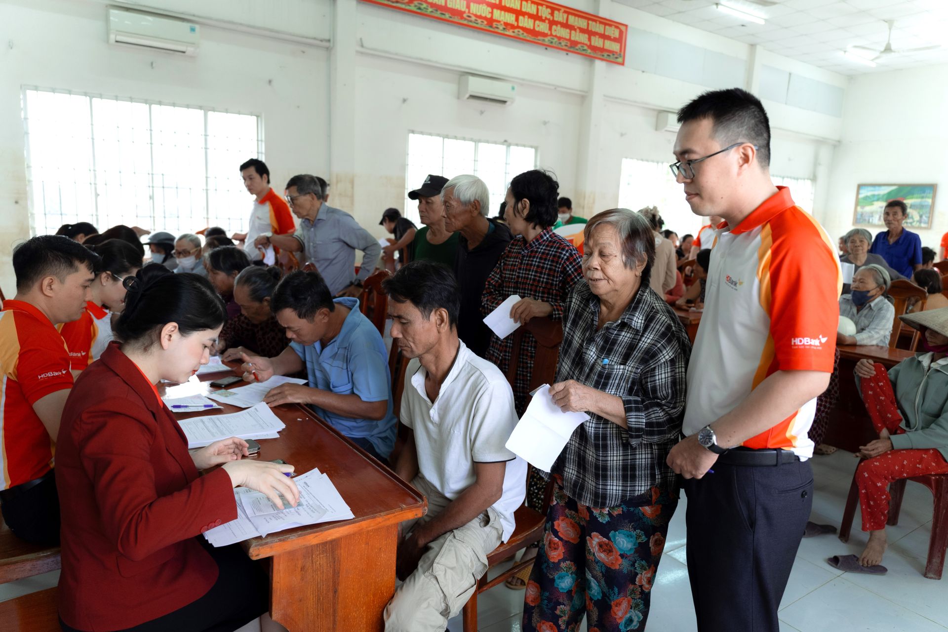 CBNV HDBank hỗ trợ b&agrave; con mở thẻ trực tiếp để trao tặng c&aacute;c phần qu&agrave; trị gi&aacute; 10 triệu đồng/hộ một c&aacute;ch nhanh ch&oacute;ng, gi&uacute;p b&agrave; con c&oacute; nguồn vốn tức thời để t&aacute;i thiết cuộc sống.