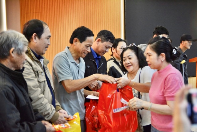 Trao tặng qu&agrave; Tết cho c&aacute;c bệnh nh&acirc;n tr&ecirc;n &ldquo;Chuyến xe nghĩa t&igrave;nh&rdquo;.