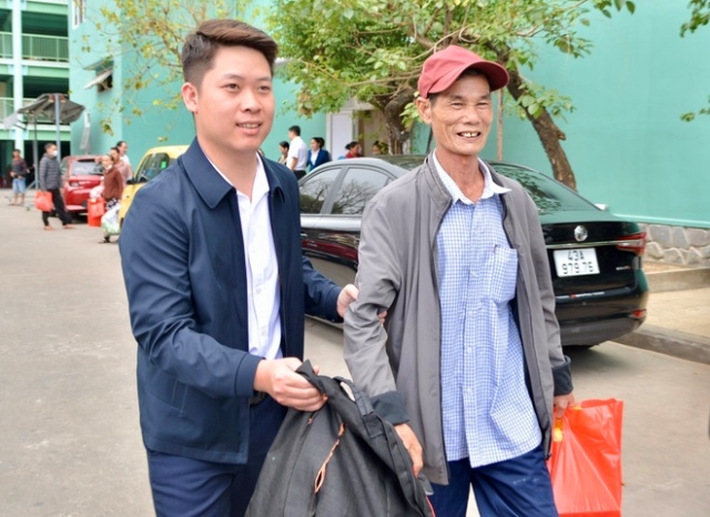 &Ocirc;ng L&ecirc; Văn Tho (đội mũ đỏ) vui mừng khi được bệnh viện cho xe đưa về nh&agrave;