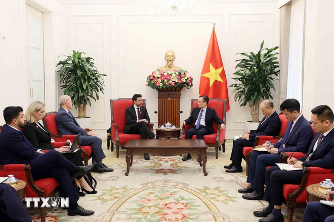 Bộ trưởng Bộ Ngoại giao L&ecirc; Ho&agrave;i Trung tiếp Bộ trưởng Bộ Thương mại Quốc tế Canada Maninder Sidhu. (Ảnh: An Đăng/TTXVN)