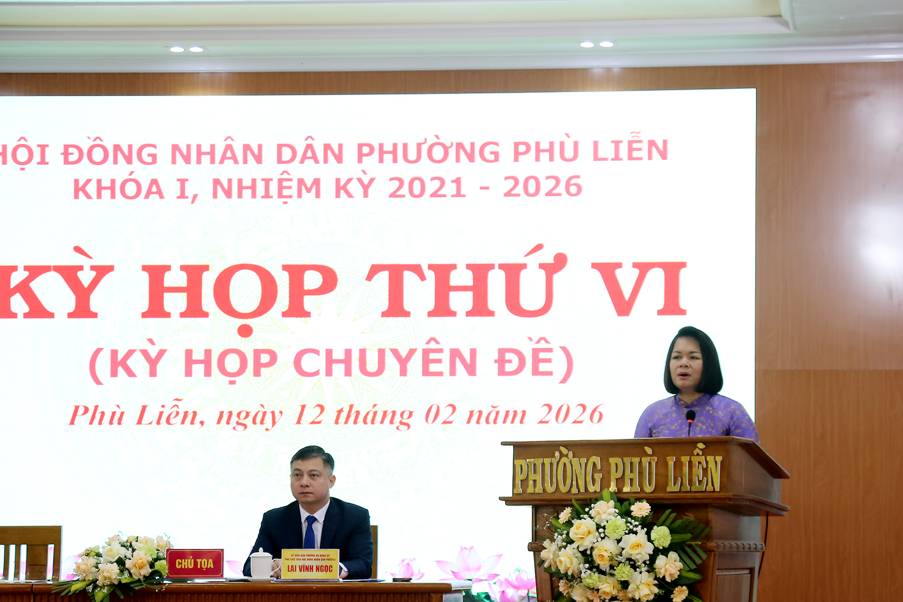 Đồng ch&iacute; B&ugrave;i Thị Tuyết Mai &ndash; B&iacute; thư Đảng ủy, Chủ tịch HĐND phường ph&aacute;t biểu tại kỳ họp.