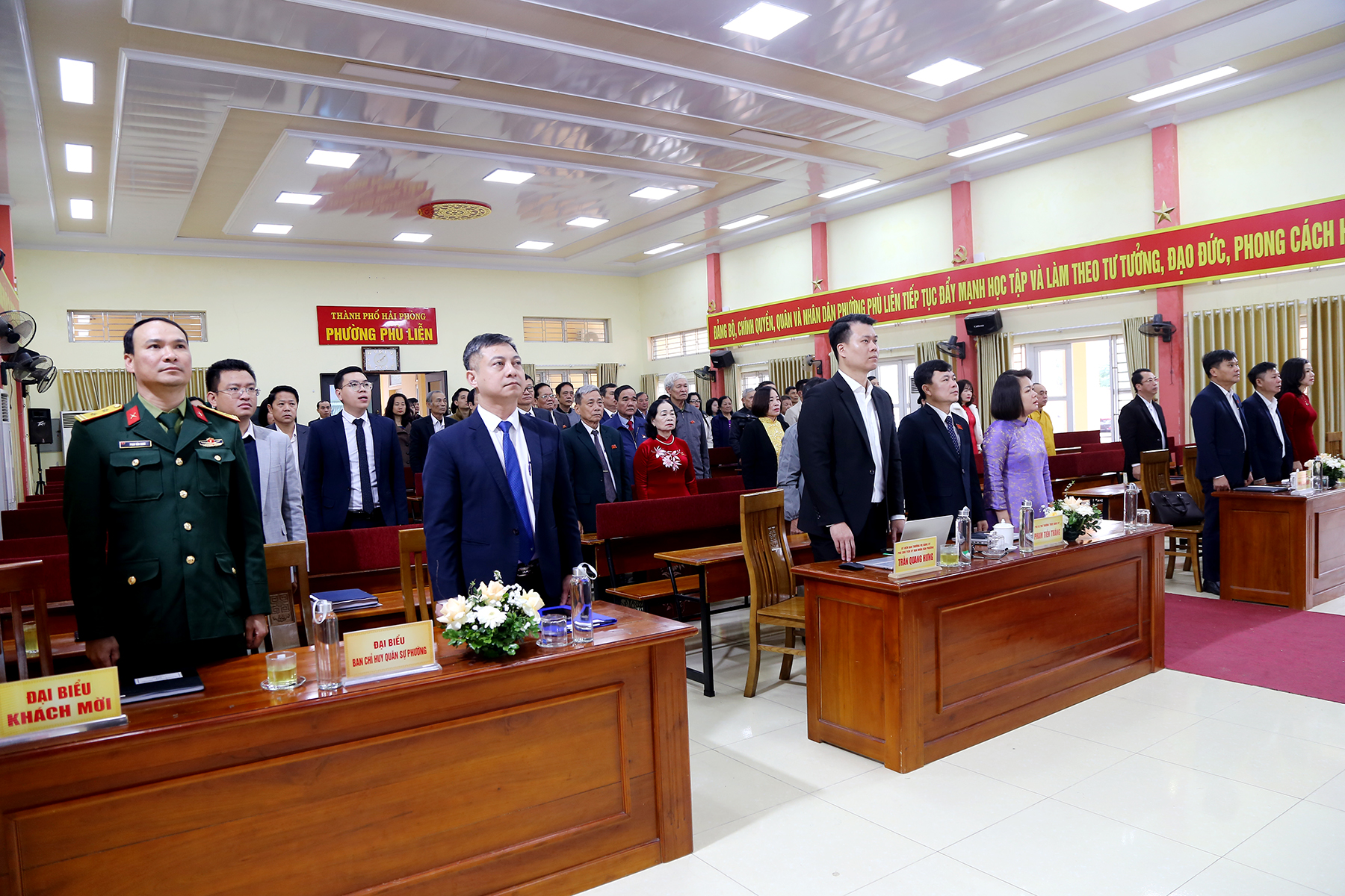 Đại biểu thực hiện nghi thức ch&agrave;o cờ.