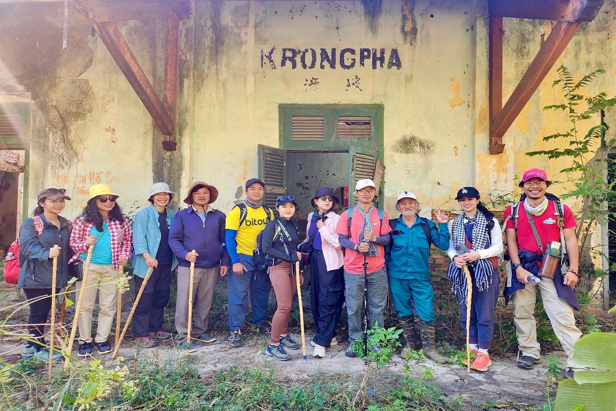Đo&agrave;n khảo s&aacute;t tuyến đường sắt răng cưa bắt đầu từ phế t&iacute;ch Ga Kr&ocirc;ng Pha