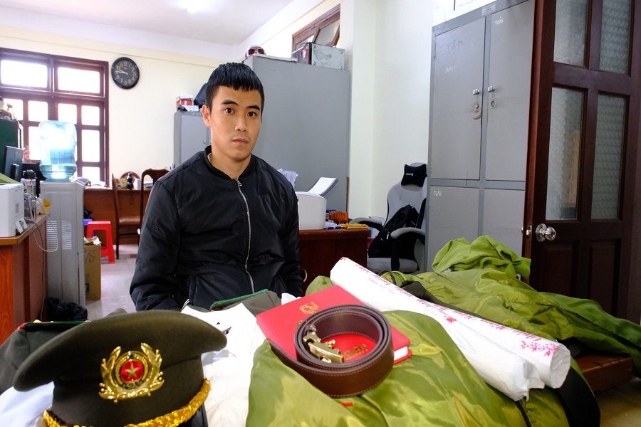 Đối tượng Nguyễn Tr&iacute; Thiện v&agrave; tang vật vụ việc