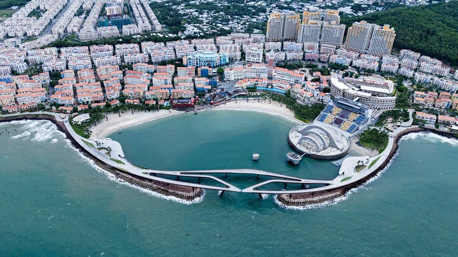 Du lịch tiếp tục trở th&agrave;nh điểm s&aacute;ng trong bức tranh kinh tế của An Giang với c&aacute;c chỉ ti&ecirc;u đều tăng trưởng tốt. Năm 2025, tổng lượt kh&aacute;ch du lịch đến An Giang ước đạt 24.135.521 lượt, vượt 14,7% kế hoạch, tăng 27,3% so c&ugrave;ng kỳ