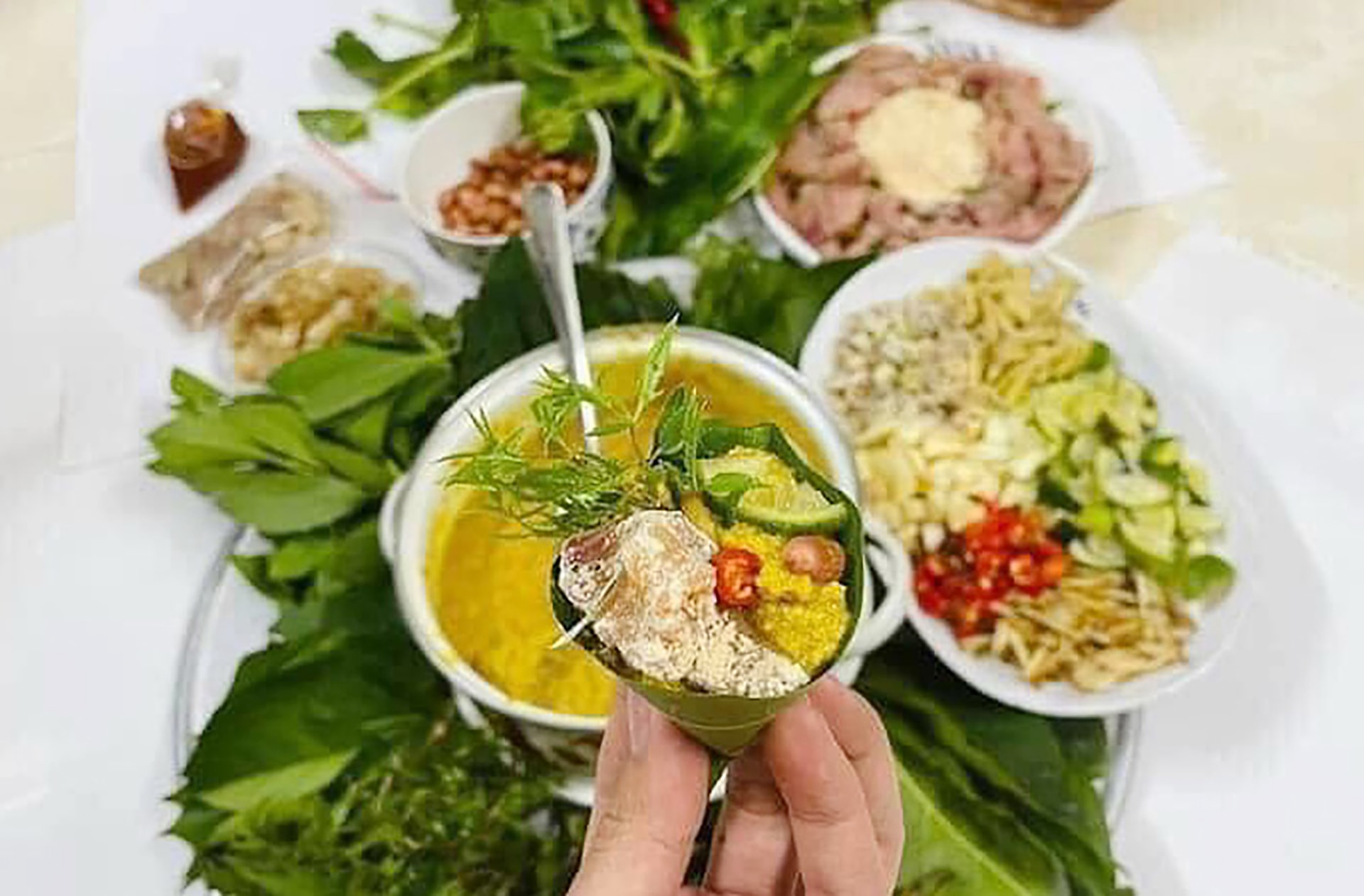 Khi thưởng thức, gỏi c&aacute; m&egrave; mang đến sự h&agrave;i h&ograve;a giữa vị ngọt tự nhi&ecirc;n của thịt c&aacute; tươi, cay nồng từ riềng, b&ugrave;i ngậy của vừng rang v&agrave; chua ngọt từ nước chấm