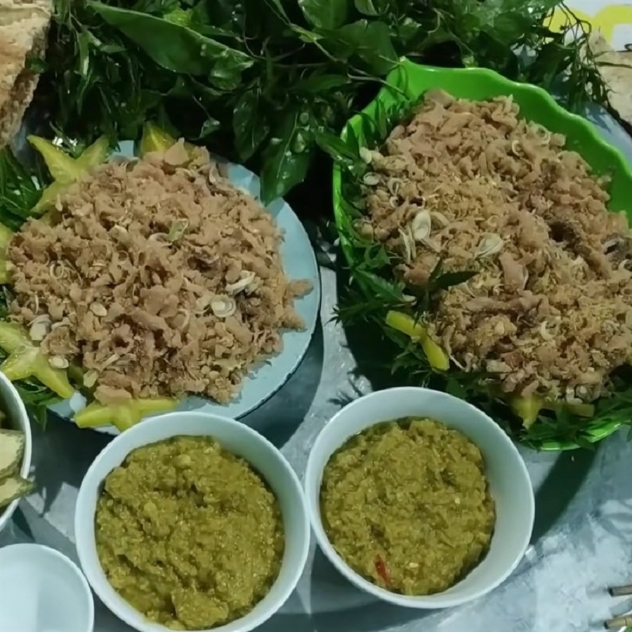 Gỏi c&aacute; m&egrave; c&oacute; nguồn gốc từ c&aacute;c l&agrave;ng qu&ecirc; ven s&ocirc;ng, nơi người d&acirc;n quen với việc đ&aacute;nh bắt c&aacute; tươi từ ao hồ.