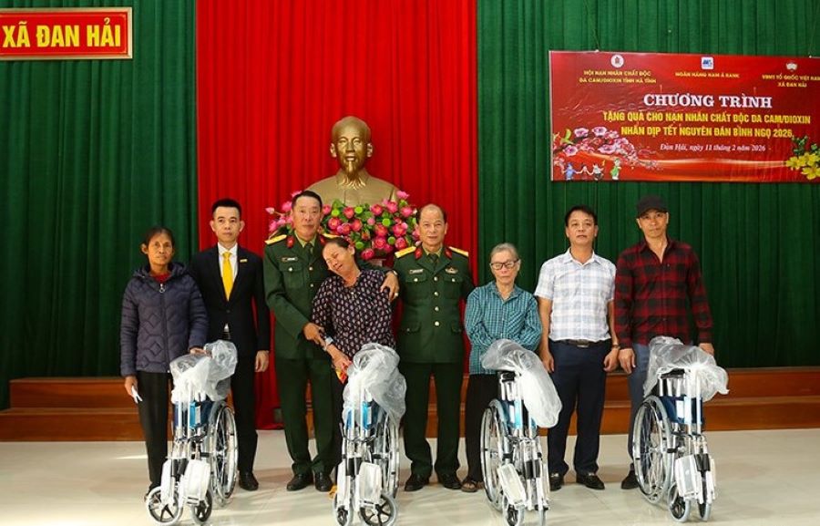 Chương tr&igrave;nh trao tặng 4 xe lăn cho c&aacute;c gia đ&igrave;nh c&oacute; nạn nh&acirc;n bị ảnh hưởng của chất độc da cam