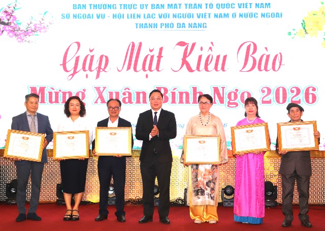 Chủ tịch Ủy ban MTTQ Việt Nam th&agrave;nh phố L&ecirc; Tr&iacute; Thanh trao bằng khen cho c&aacute;c c&aacute; nh&acirc;n c&oacute; những đ&oacute;ng g&oacute;p trong c&ocirc;ng t&aacute;c kết nối kiều b&agrave;o đối với TP. Đ&agrave; Nẵng trong năm 2025. Ảnh: Ngọc H&agrave;.