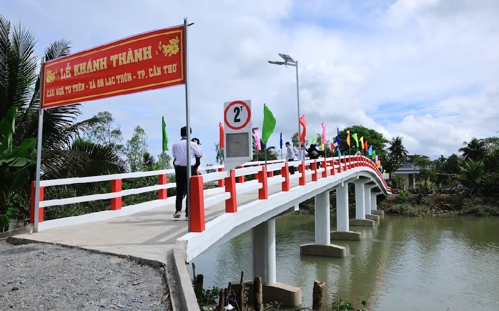 Kh&aacute;nh th&agrave;nh cầu Ng&atilde; Tư Tr&ecirc;n