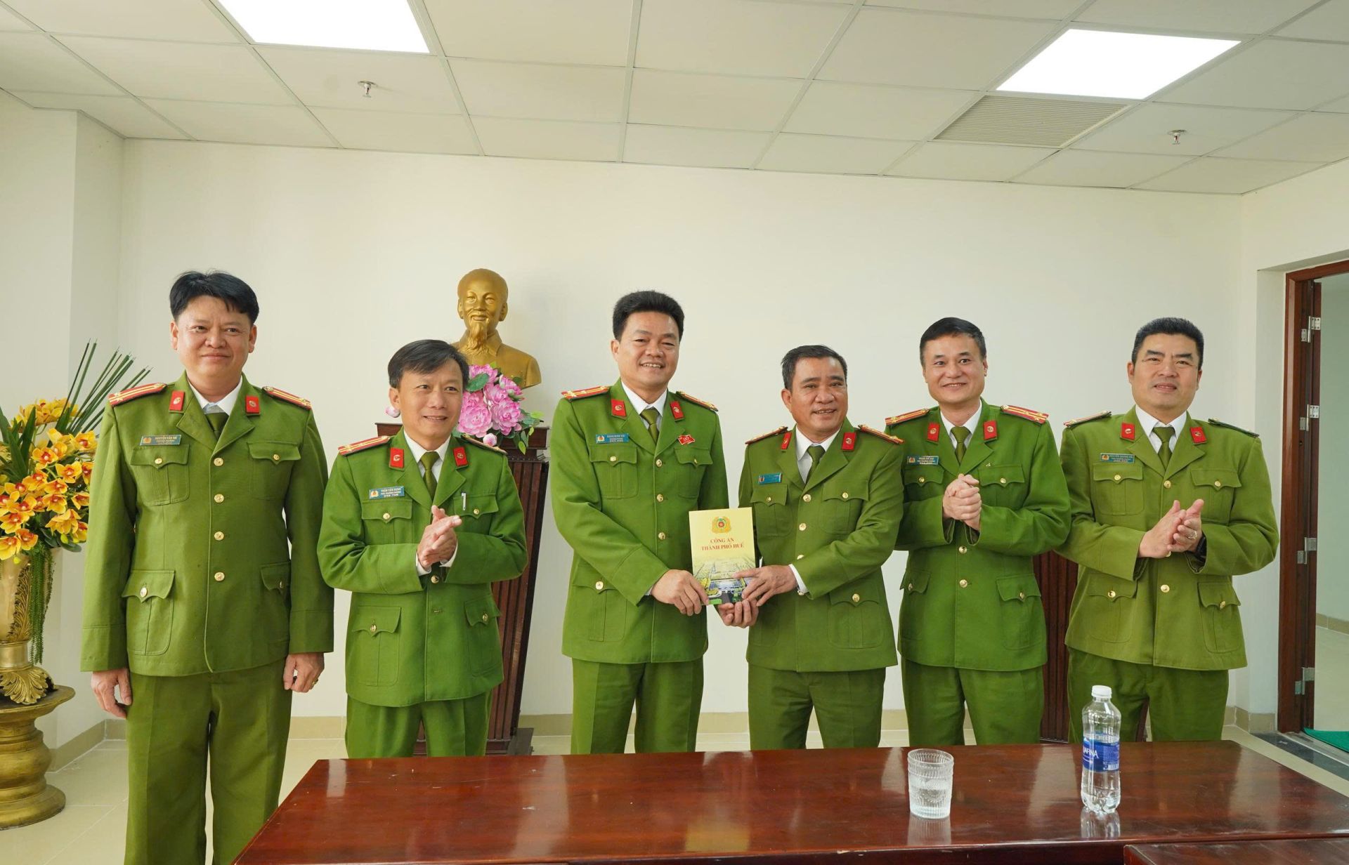 Đại t&aacute; Hồ Xu&acirc;n Phương- Ph&oacute; gi&aacute;m đốc C&ocirc;ng an TP Huế biểu dương, khen thưởng tập thể Ph&ograve;ng CSKT TP Huế