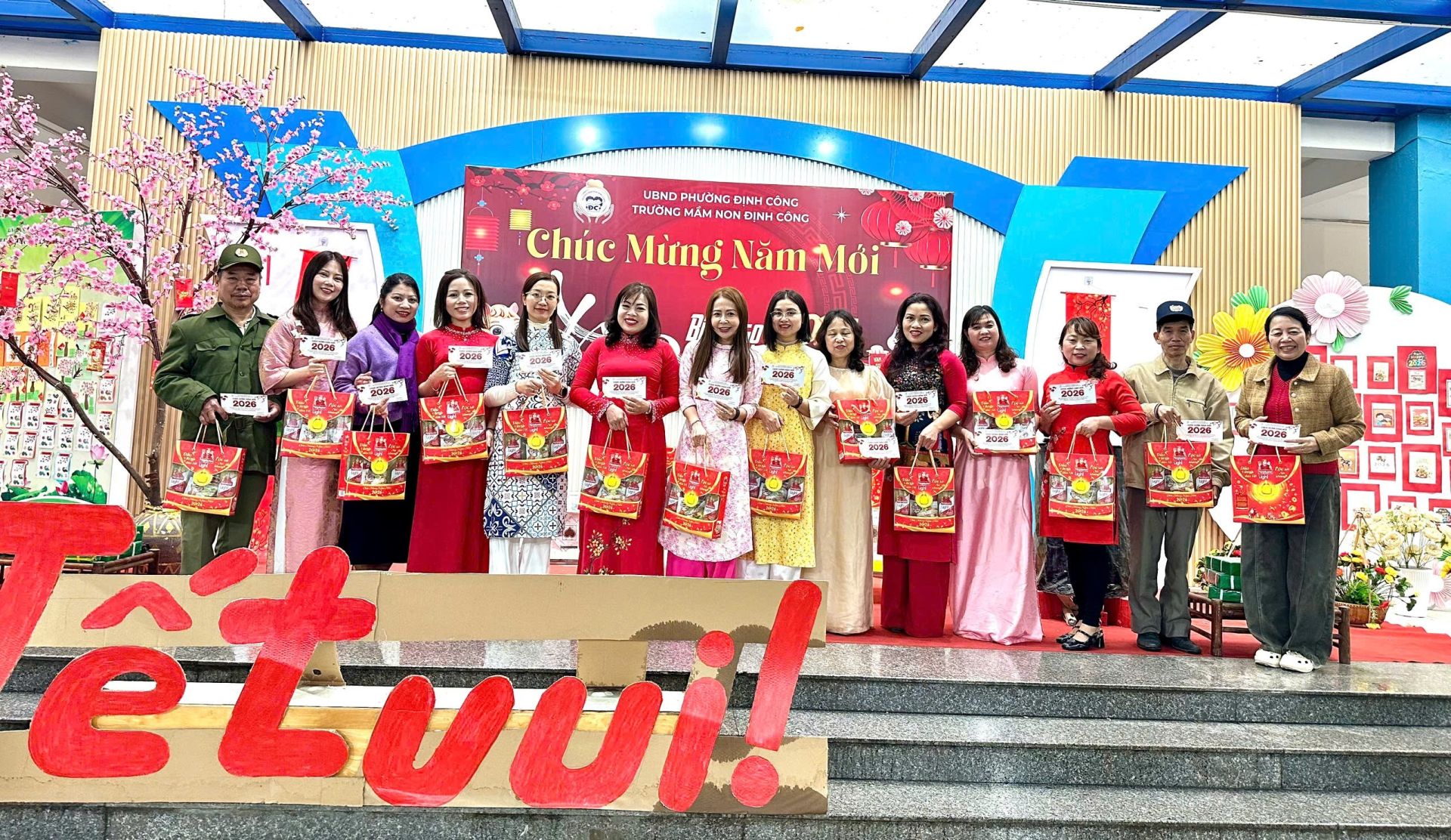 C&ocirc;ng đo&agrave;n Trường mầm non Định C&ocirc;ng tặng qu&agrave; tới c&aacute;n bộ, gi&aacute;o vi&ecirc;n, nh&acirc;n vi&ecirc;n nh&acirc;n dịp Tết B&iacute;nh Ngọ 2026