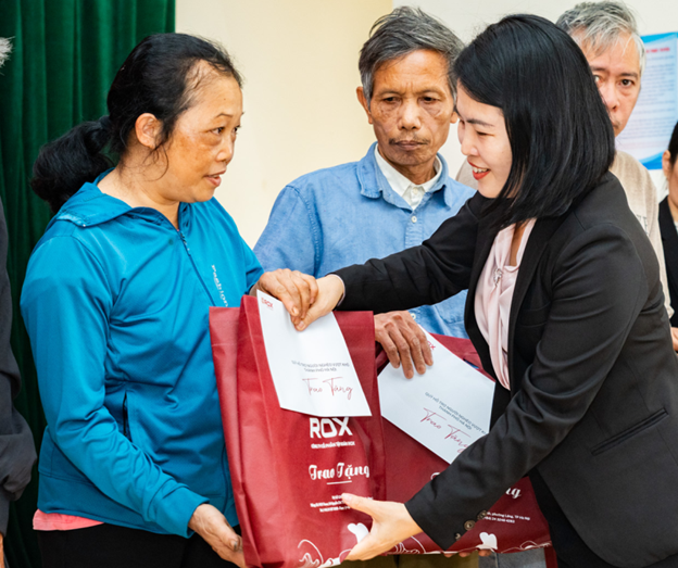 Mỗi chuyến đi, mỗi điểm dừng ch&acirc;n đều để lại những c&acirc;u chuyện nhỏ, những c&aacute;i nắm tay ấm &aacute;p, những nụ cười hiền hậu, giản dị nhưng đủ để sưởi ấm l&ograve;ng người.