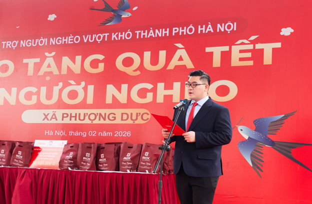 Đại diện Quỹ Hỗ trợ người ngh&egrave;o vượt kh&oacute; th&agrave;nh phố H&agrave; Nội ph&aacute;t biểu tại buổi trao qu&agrave;
