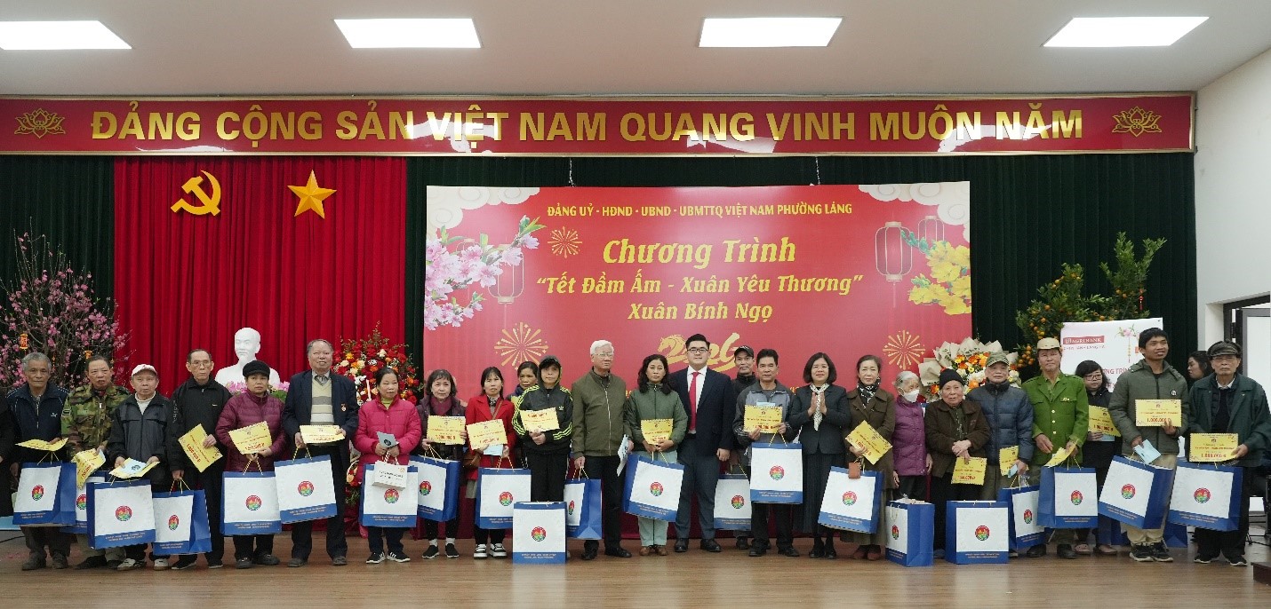 Mỗi phần qu&agrave; tuy gi&aacute; trị kh&ocirc;ng lớn nhưng g&oacute;i gh&eacute;m t&igrave;nh cảm của CBNV tập đo&agrave;n ROX