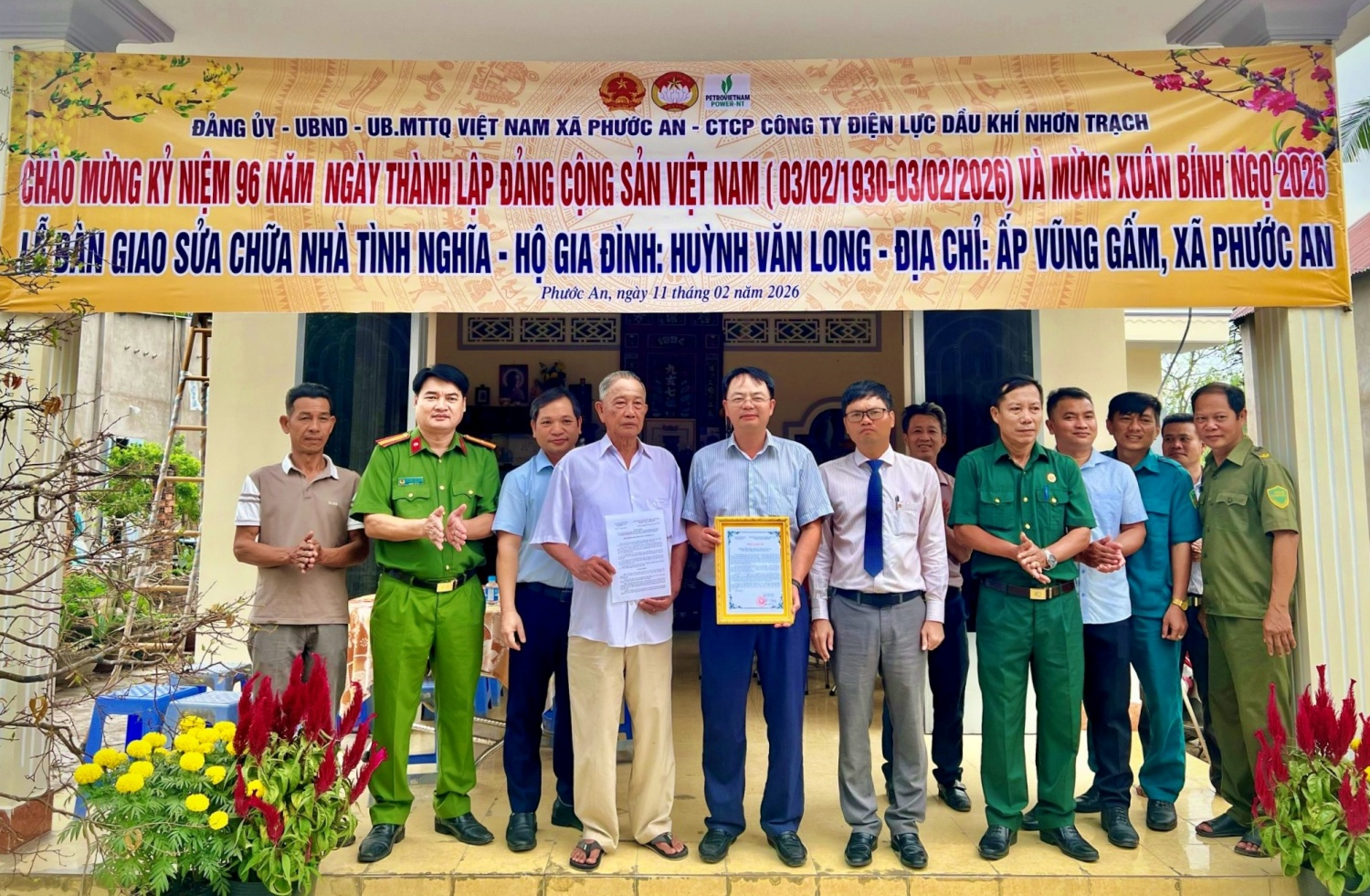 &Ocirc;ng Đặng Quốc Vũ - Ph&oacute; Chủ tịch UBND x&atilde; Phước An v&agrave; &ocirc;ng L&ecirc; Qu&yacute; Dương - Ph&oacute; Gi&aacute;m đốc PV Power NT chủ tr&igrave; lễ b&agrave;n giao sửa chữa nh&agrave; t&igrave;nh nghĩa cho gia đ&igrave;nh &ocirc;ng Huỳnh Văn Long