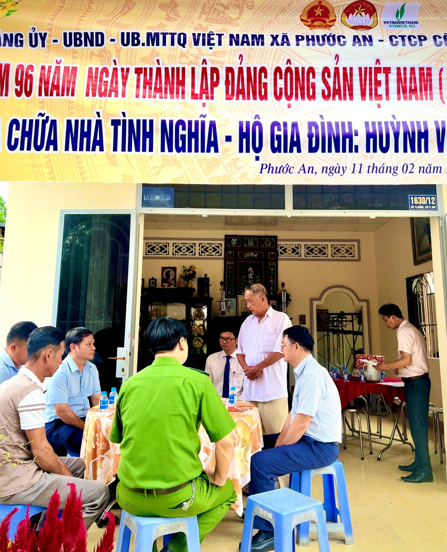 &Ocirc;ng Huỳnh Văn Long thay mặt gia đ&igrave;nh ph&aacute;t biểu cảm ơn ch&iacute;nh quyền địa phương v&agrave; PV Power NT