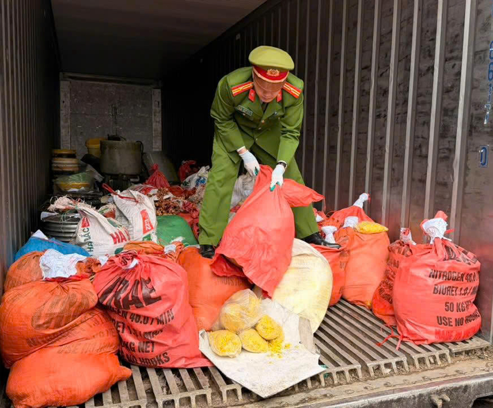 Lực lượng chức năng thu giữ tang vật vụ &aacute;n.