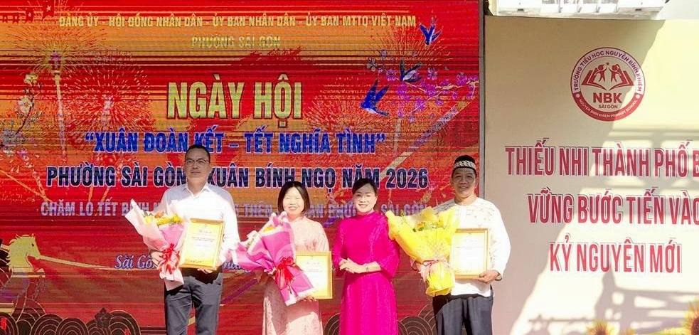 Đồng ch&iacute; Nguyễn Quốc Thịnh - Ủy vi&ecirc;n BTV Đảng ủy, Ph&oacute; Tổng Gi&aacute;m đốc, Chủ tịch C&ocirc;ng đo&agrave;n PVTrans đại diện Tổng c&ocirc;ng ty nhận thư cảm ơm từ ch&iacute;nh quyền phường S&agrave;i G&ograve;n.