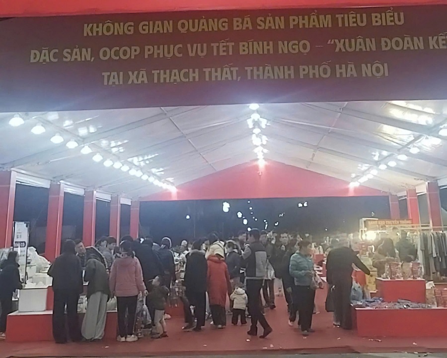 C&aacute;c kh&ocirc;ng gian quảng b&aacute; sản phẩm ti&ecirc;u biểu, đặc sản, OCOP tại Quang Minh - Ph&uacute;c Lộc - Thạch Thất thu h&uacute;t đ&ocirc;ng đảo người d&acirc;n đến tham quan, mua sắm