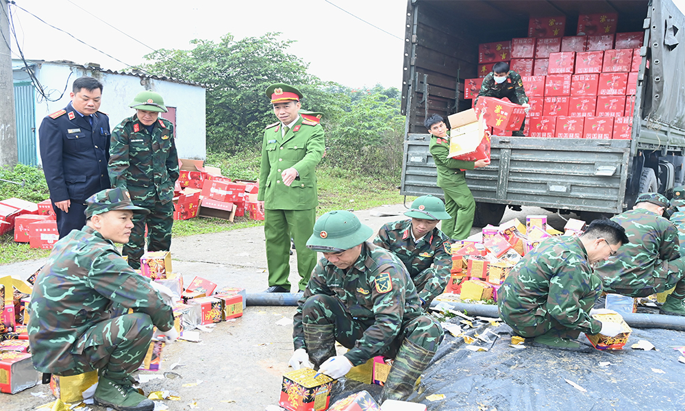 Bắc Ninh: Tiêu hủy hơn 10,8 tấn pháo hoa nổ buôn bán trái phép