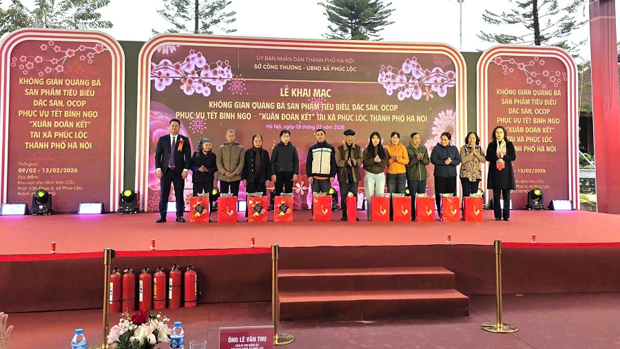 Trao qu&agrave; cho c&aacute;c hộ gia đ&igrave;nh c&oacute; ho&agrave;n cảnh kh&oacute; khăn tại x&atilde; Ph&uacute;c Lộc