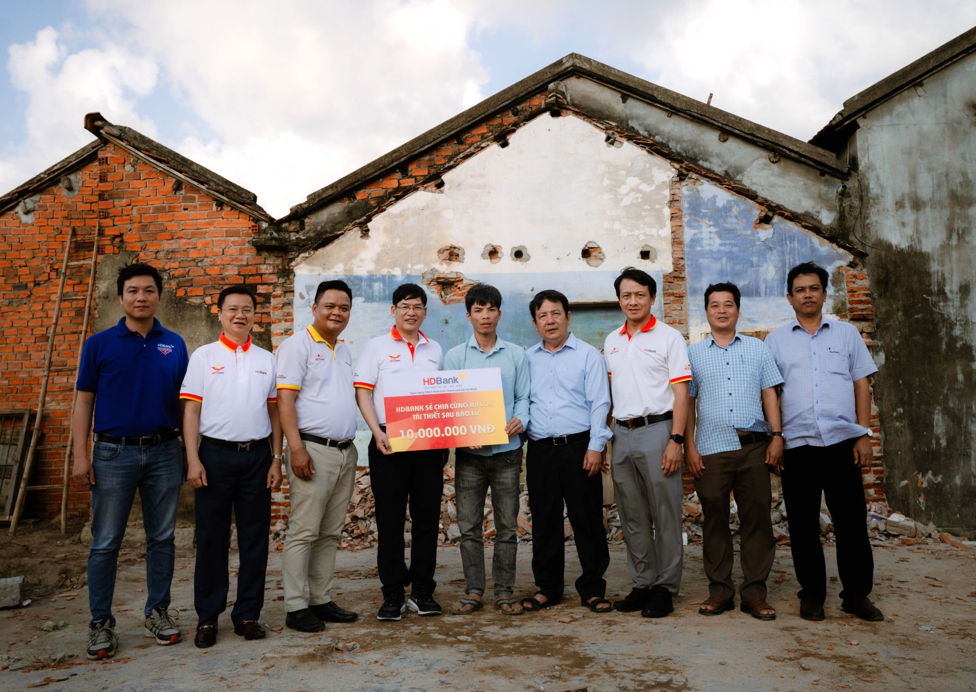 Tổng Giám đốc Nguyễn Hữu Đặng đại diện HDBank trao hỗ trợ đến bà con để sớm khôi phục cuộc sống sau lũ