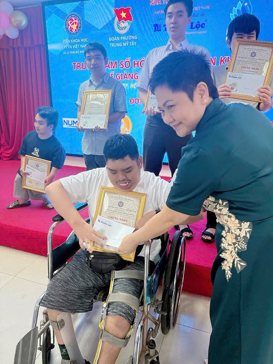 Chia sẻ với cộng đồng l&agrave; t&ocirc;n chỉ trong h&agrave;nh tr&igrave;nh kinh doanh của Doanh nh&acirc;n Trần Huệ Ngọc