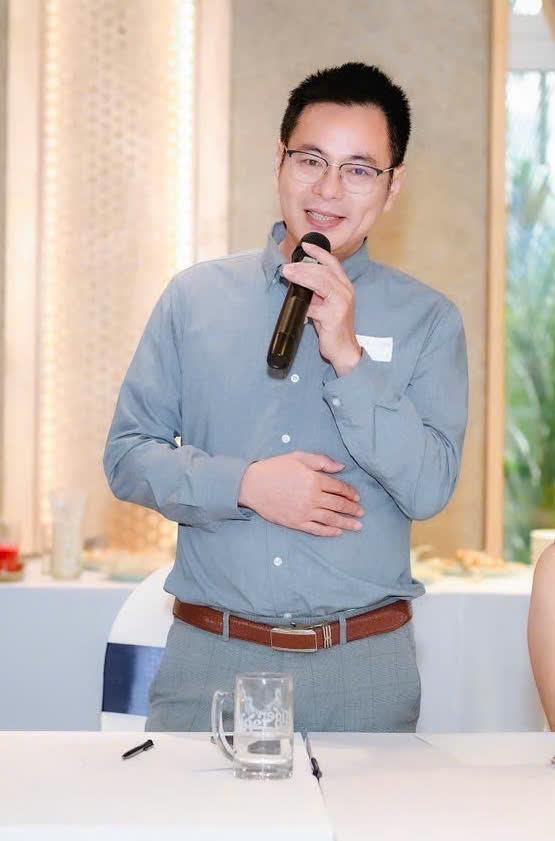 T&aacute;c giả với MC Phương Huyền trong buổi ra mắt S&aacute;ch Online