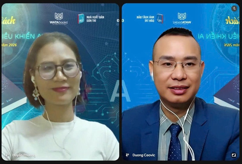 T&aacute;c giả với MC Phương Huyền trong buổi ra mắt S&aacute;ch Online