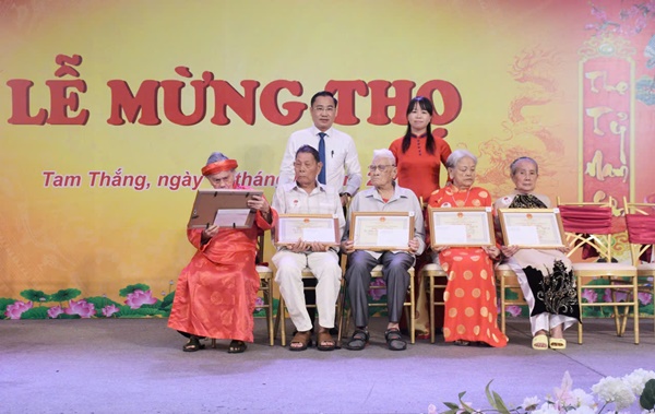 B&agrave; Trần Thụy Cẩm Lệ, B&iacute; thư Đảng ủy, Chủ tịch HĐND phường Tam Thắng v&agrave; &ocirc;ng L&ecirc; Xu&acirc;n T&uacute;, Chủ tịch UBND phường mừng thọ c&aacute;c cụ cao ni&ecirc;n