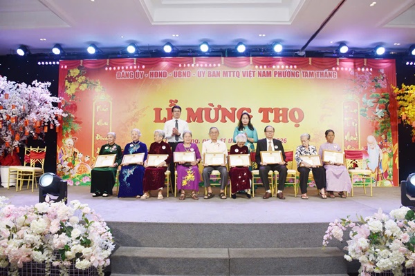 L&atilde;nh đạo phường Tam Thắng trao giấy mừng thọ cho c&aacute;c cụ