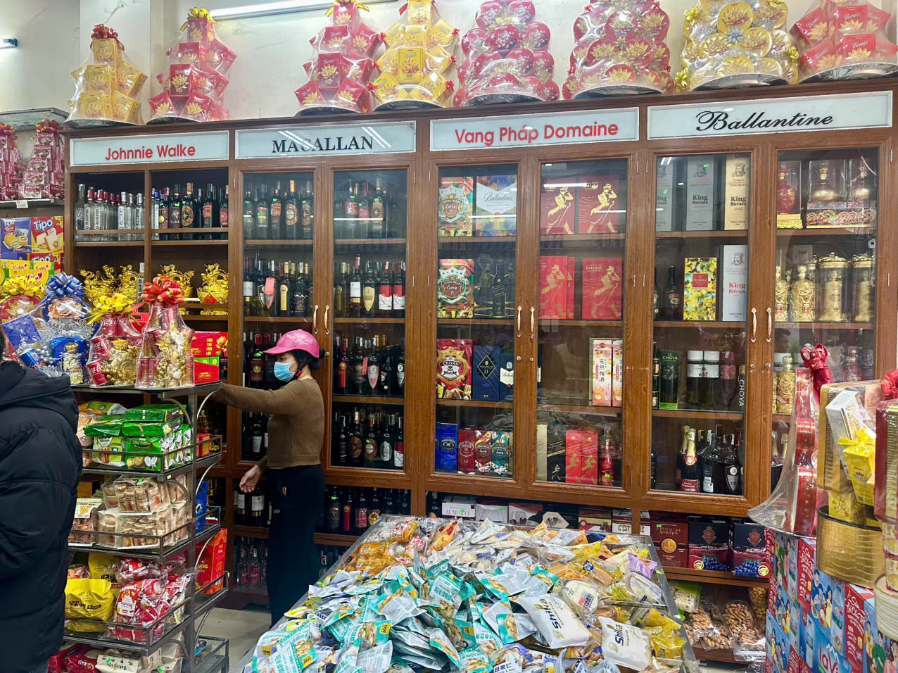 C&aacute;c mặt h&agrave;ng phục vụ Tết rất phong ph&uacute; như giỏ qu&agrave;, rượu, bia, nước giải kh&aacute;t, hạt dưa, miến, mộc nhĩ&hellip; c&oacute; nguồn gốc sản xuất ở trong nước v&agrave; nhập khẩu từ nước ngo&agrave;i được xếp th&agrave;nh từng khu ri&ecirc;ng biệt, thuận tiện cho kh&aacute;ch lựa chọn