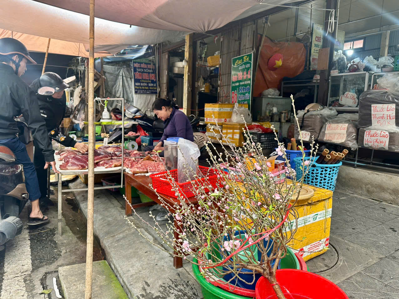 C&aacute;c mặt h&agrave;ng như thịt lợn, g&agrave;, c&aacute;, gi&ograve; chả, rau củ quả&hellip; đều dồi d&agrave;o, gi&aacute; cả nh&igrave;n chung ổn định.