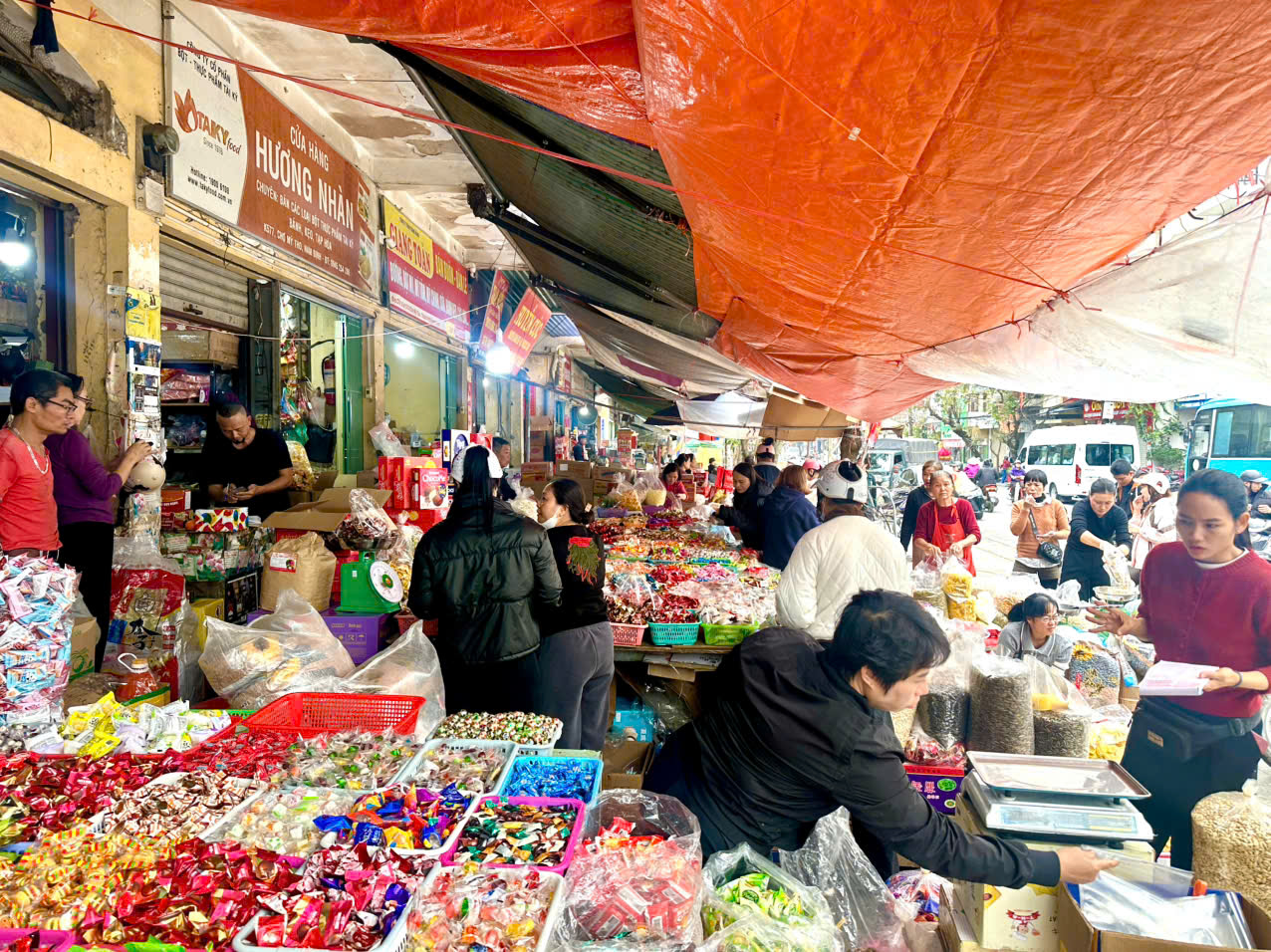 &ldquo;Những ng&agrave;y n&agrave;y lượng kh&aacute;ch tăng gấp đ&ocirc;i so với ng&agrave;y thường. Năm nay h&agrave;ng h&oacute;a rất dồi d&agrave;o, mẫu m&atilde; đẹp, gi&aacute; cả cũng ổn định n&ecirc;n người d&acirc;n mua sắm mạnh tay hơn. C&aacute;c loại mứt truyền thống, b&aacute;nh chưng, b&aacute;nh kẹo nhập khẩu đều b&aacute;n rất chạy.&rdquo; một tiểu thương cho biết