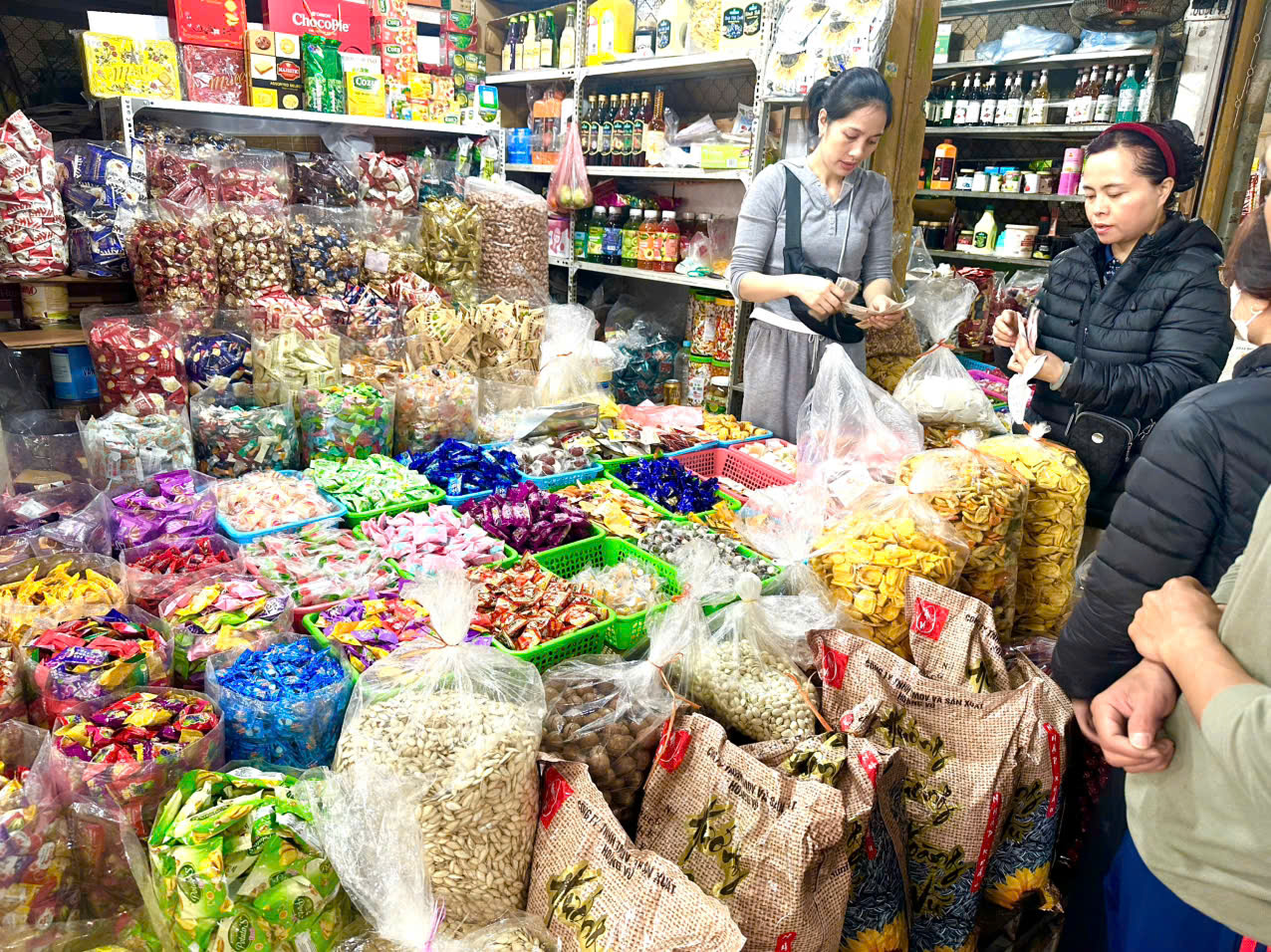 Tại Chợ Mỹ Tho lượng người đến mua b&aacute;n tăng 20% so với năm trước theo nhận định của người b&aacute;n h&agrave;ng