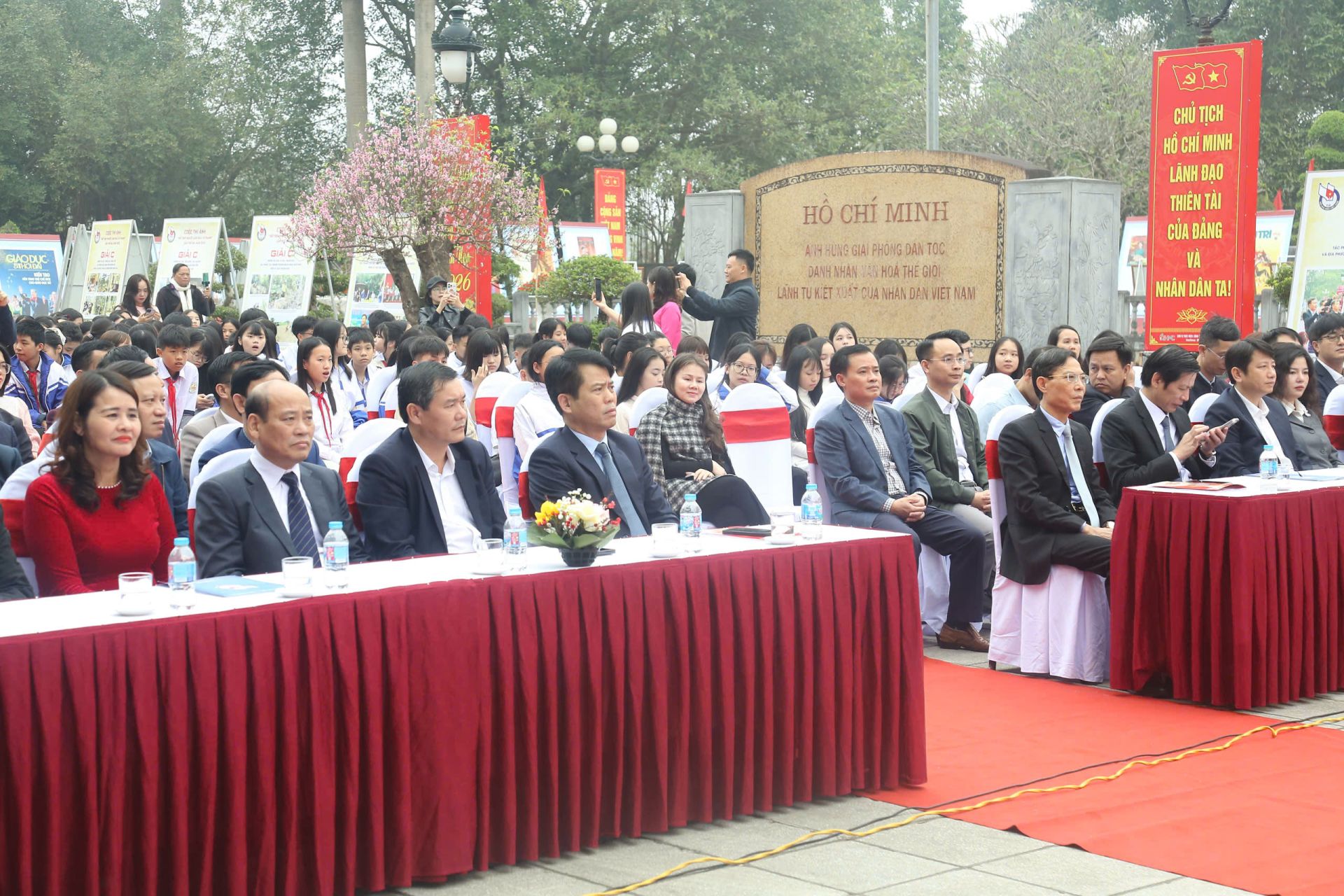 C&aacute;c đại biểu dự lễ khai mạc.