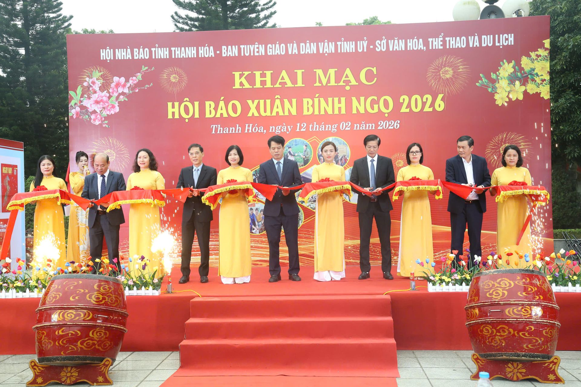 C&aacute;c đồng ch&iacute;: Đ&agrave;o Xu&acirc;n Y&ecirc;n, Trưởng Ban Tuy&ecirc;n gi&aacute;o v&agrave; D&acirc;n vận Tỉnh ủy; Đầu Thanh T&ugrave;ng, Ph&oacute; Chủ tịch UBND tỉnh c&ugrave;ng c&aacute;c đại biểu thực hiện nghi thức cắt băng khai mạc Hội b&aacute;o Xu&acirc;n B&iacute;nh Ngọ 2026.
